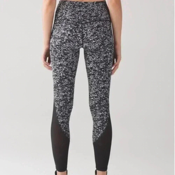 Lululemon Deep Breath TightIced Wave White Black - Picture 2 of 6